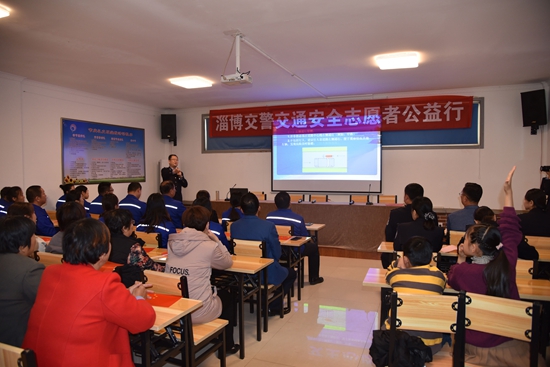 市交警支隊(duì)開(kāi)展交通安全公益行活動(dòng)68