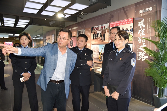 市交警支隊(duì)開(kāi)展交通安全公益行活動(dòng)68