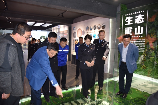 市交警支隊(duì)開(kāi)展交通安全公益行活動(dòng)68