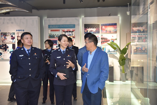 市交警支隊(duì)開(kāi)展交通安全公益行活動(dòng)68