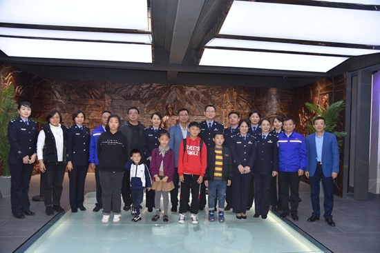 市交警支隊(duì)開(kāi)展交通安全公益行活動(dòng)68