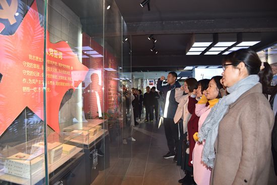 羅村鎮(zhèn)黨委、村域黨支部到重山文化館開(kāi)展“不忘初心 牢記使命”主題教育活動(dòng)80