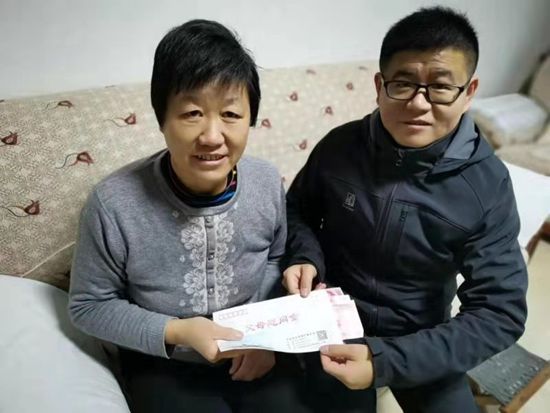 傳遞寒冬溫情 詮釋重山大愛 ——重山集團(tuán)發(fā)放職工父母慰問金61