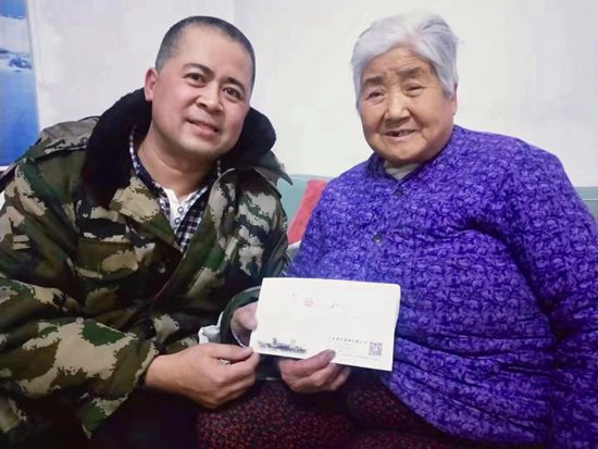 傳遞寒冬溫情 詮釋重山大愛 ——重山集團(tuán)發(fā)放職工父母慰問金61