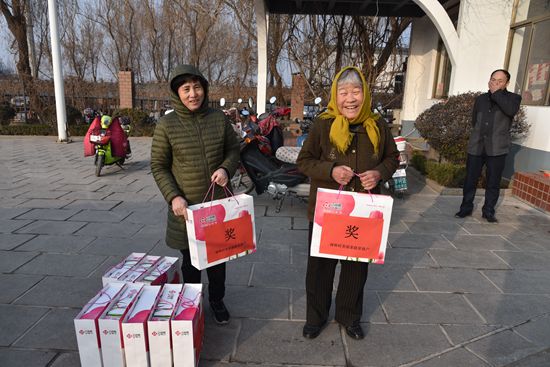 重山集團(tuán)2020致良知在路上--重山集團(tuán)為南韓村星級文明戶發(fā)放獎(jiǎng)品（一）48