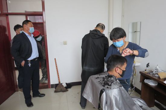 心系員工踐良知 理發(fā)進(jìn)廠暖人心42