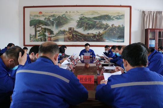 魯蒙水泥黨支部組織黨員集體學習28