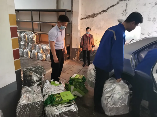 集團(tuán)工會(huì)發(fā)放夏季降溫茶48