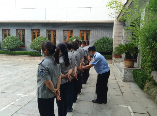 總務(wù)處開(kāi)展安保人員專項(xiàng)培訓(xùn)49