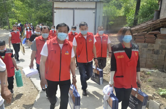 魯中水泥黨支部組織敬老愛老公益活動(dòng)12