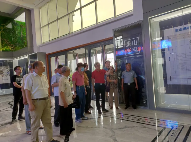 淄川區(qū)部分文化界人士到重山集團(tuán)參觀調(diào)研40