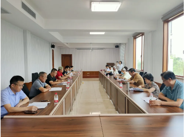 淄川區(qū)部分文化界人士到重山集團(tuán)參觀調(diào)研40