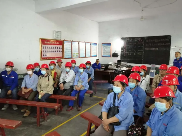 魯中水泥粉磨車(chē)間開(kāi)展安全教育培訓(xùn)18