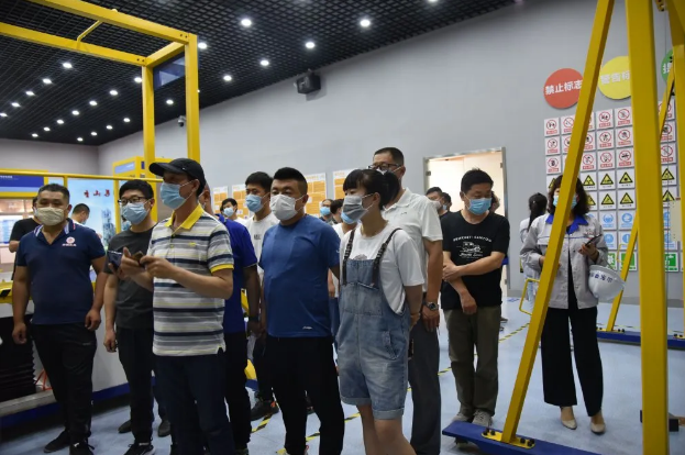 羅村鎮(zhèn)“智慧安監(jiān)系統(tǒng)”推進(jìn)會(huì)在集團(tuán)召開(kāi)34