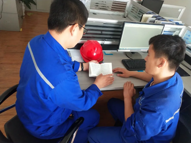 送黨章  學(xué)黨章  守黨章 ——重山光電黨支部開展主題黨日活動47