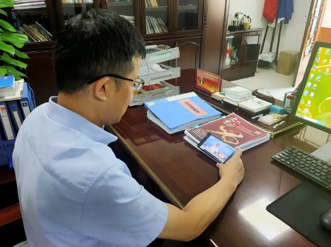 集團(tuán)黨員收看區(qū)委書記李新勝講黨史上黨課94