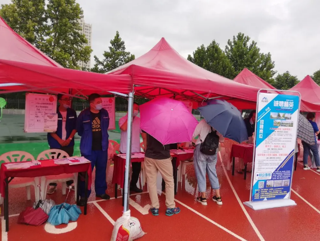 集團(tuán)組織參加淄川區(qū)夏季人才招聘會75