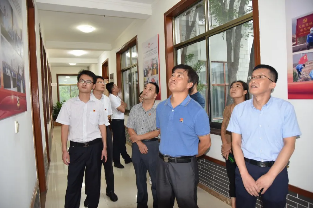 區(qū)委編辦黨支部到集團(tuán)開展主題黨日活動(dòng)56