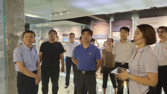 區(qū)委編辦黨支部到集團(tuán)開展主題黨日活動(dòng)56