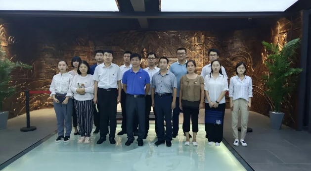 區(qū)委編辦黨支部到集團(tuán)開展主題黨日活動(dòng)56