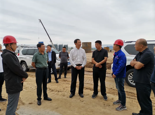 巴林左旗旗長孟和達(dá)來到鵬峰化工調(diào)研99