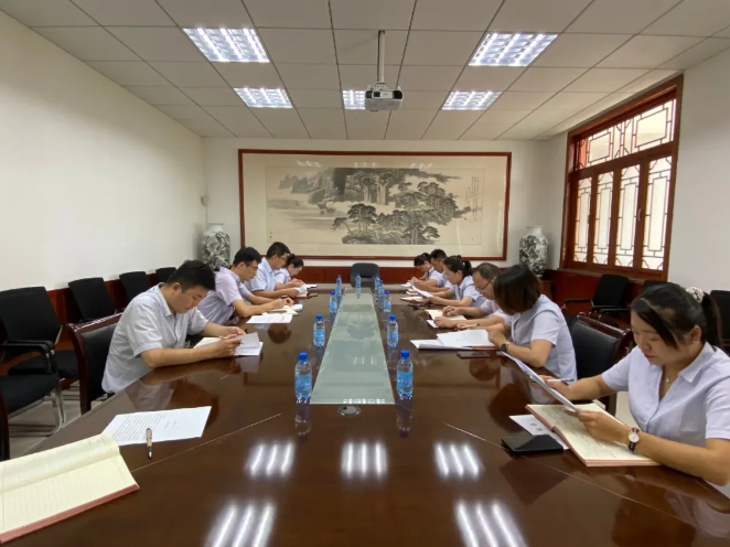集團(tuán)運(yùn)營(yíng)中心召開部門工作會(huì)議 45
