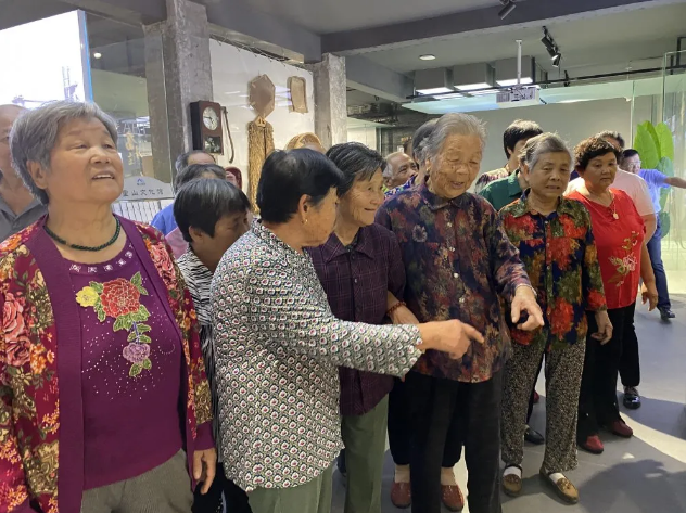 加強(qiáng)村企溝通 促進(jìn)和諧發(fā)展——南韓村民參加重山集團(tuán)企業(yè)開(kāi)放日活動(dòng)95