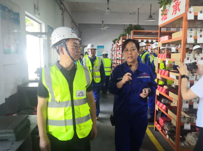 對標(biāo)學(xué)習(xí) 淬煉黨性 ——重山光電黨支部開展主題黨日活動(dòng) 為進(jìn)一步提升光電黨員干部綜合素質(zhì)，淬煉黨性，增強(qiáng)對企業(yè)的歸屬感和責(zé)任感。9月21日，重山光電黨支部組織黨員、入黨積極分子以13