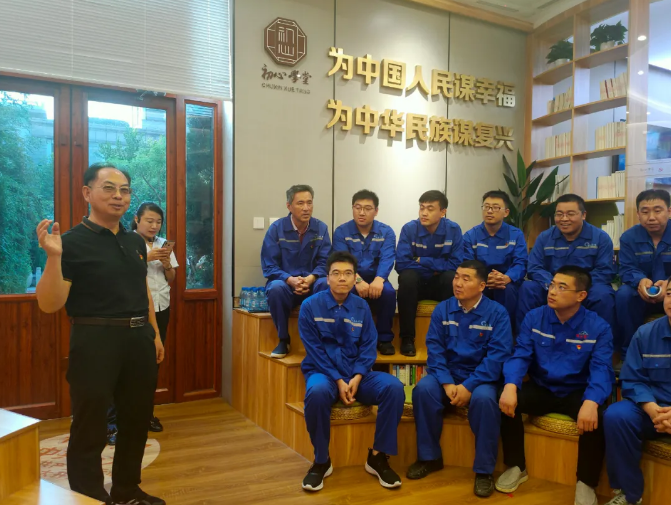 對標(biāo)學(xué)習(xí) 淬煉黨性 ——重山光電黨支部開展主題黨日活動(dòng) 為進(jìn)一步提升光電黨員干部綜合素質(zhì)，淬煉黨性，增強(qiáng)對企業(yè)的歸屬感和責(zé)任感。9月21日，重山光電黨支部組織黨員、入黨積極分子以13