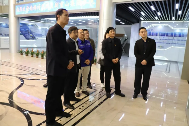 市政府研究室主任翟國梁到重山光電調(diào)研62