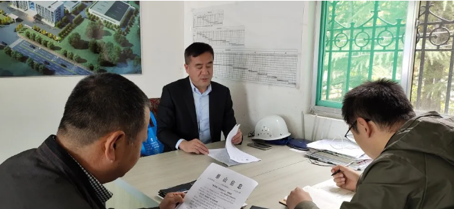 政策項(xiàng)目部召開(kāi)部門(mén)會(huì)議4