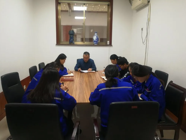  財務中心召開工作會議90