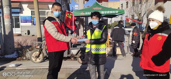 小小口罩暖人心 雪中送炭防疫情 —“重山?娜公益”慈善基金為環(huán)衛(wèi)工人捐贈(zèng)口罩