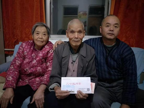 傳遞寒冬溫情 詮釋重山大愛 ——重山集團發(fā)放職工父母慰問金